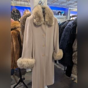 Elegant Beige Cashmere Coat with Fox Fur Trim
